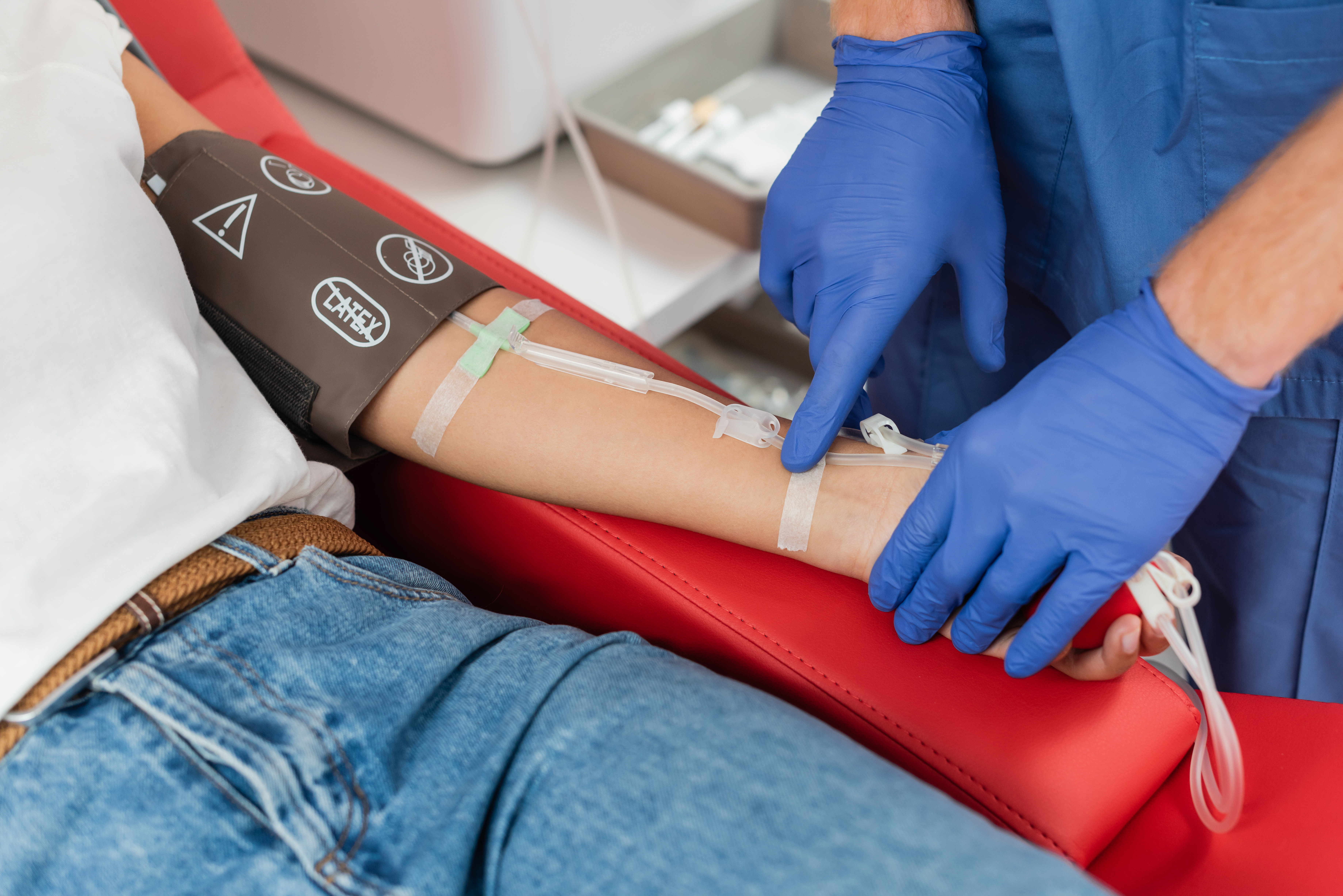 Medizinisches Fachpersonal bei der Blutentnahme bei einem Patienten, zur Veranschaulichung der Sicherheit von Medizinprodukten, regulierter Verfahren und der Einhaltung der MDR/IVDR.