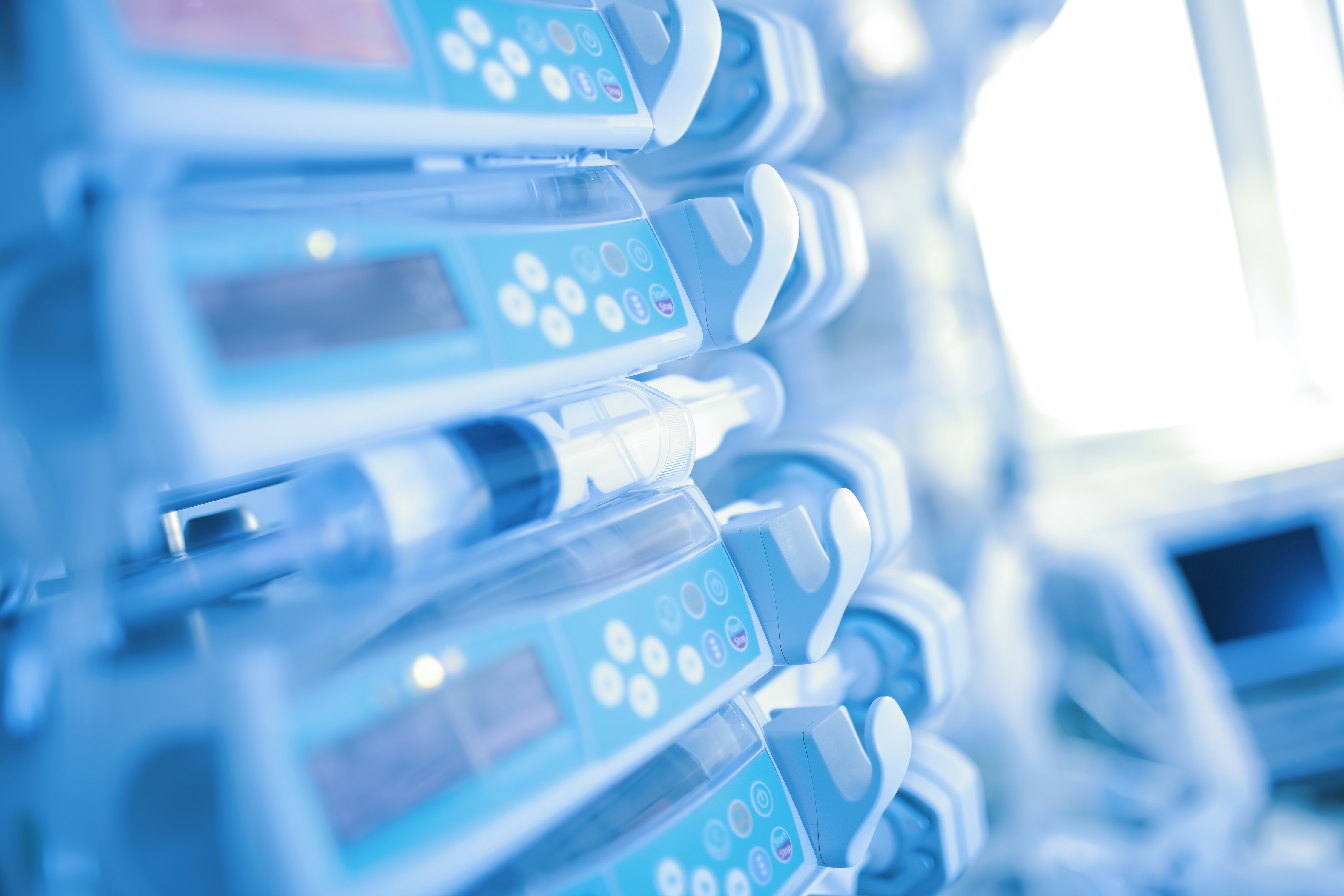 Elektronisches Medikamentenperfusionssystem (Spritzenpumpe) in der modern ausgestatteten Intensivstation