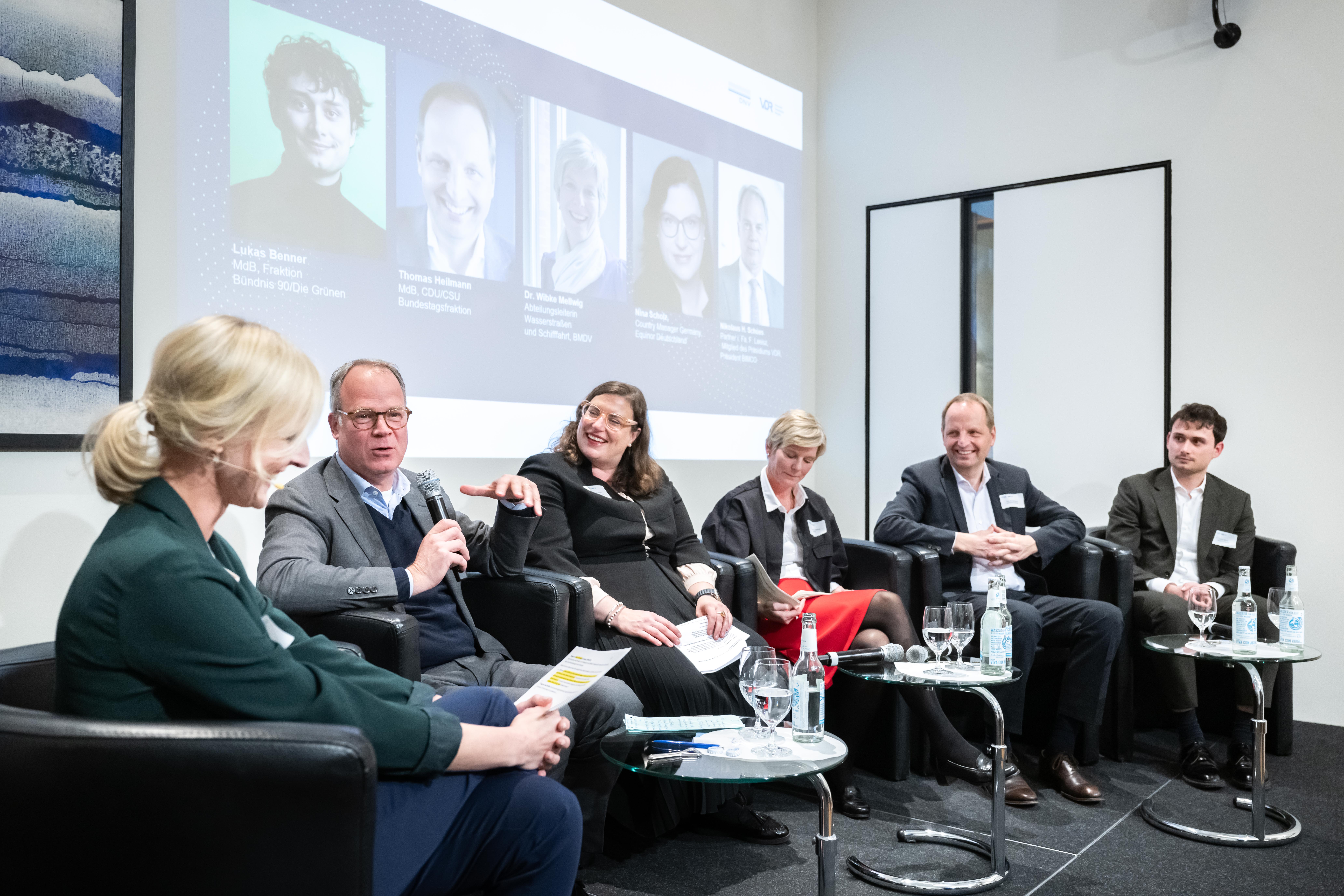 Podiumsdiskussion (v. r. n. l.): Moderatorin Anne Moschner, Direktorin Kommunikation und Marketing, DNV Maritime; Nikolaus H. Schües, Partner i. Fa. F. Laeisz, Mitglied des Präsidiums VDR und Präsident BIMCO; Nina Scholz, Country Manager Germany, Equinor Deutschland GmbH; Dr. Wibke Mellwig, Abteilungsleiterin Wasserstraßen und Schifffahrt im Bundesministerium für Digitales und Verkehr (BMDV); Thomas Heilmann, MdB, CDU/CSU; Lukas Benner, MdB, Bündnis 90/Die Grünen
