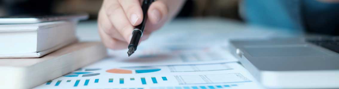 Ein Auditor analysiert Leistungskennzahlen