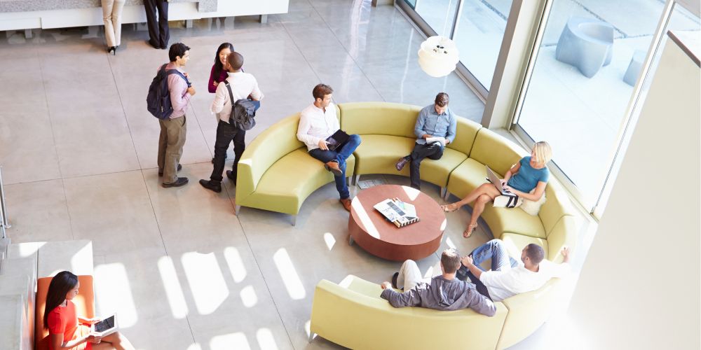 Empfangsbereich eines modernen Bürogebäudes