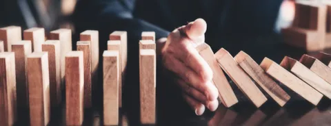 Hand einer Frau stoppt Risiko