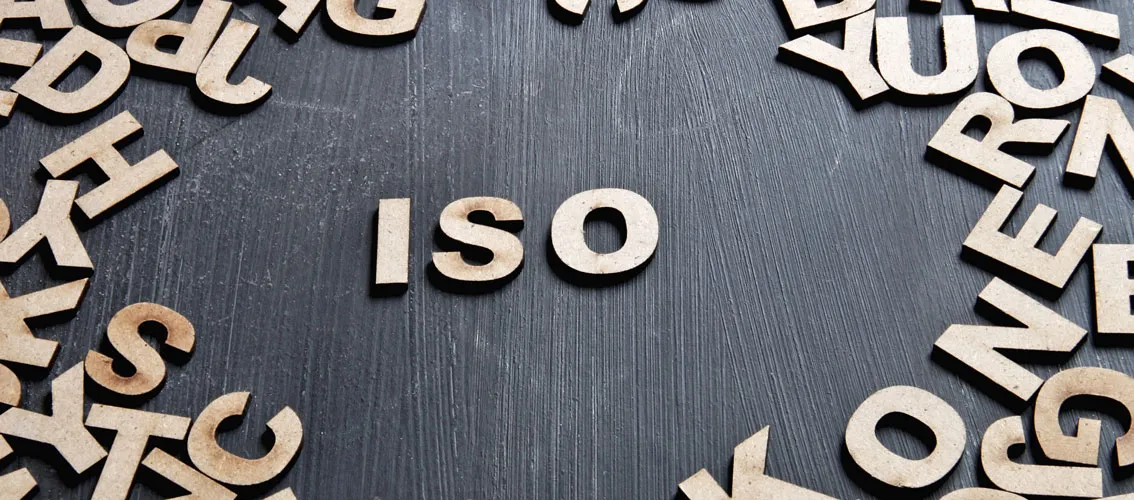 ISO als Holzbuchstaben