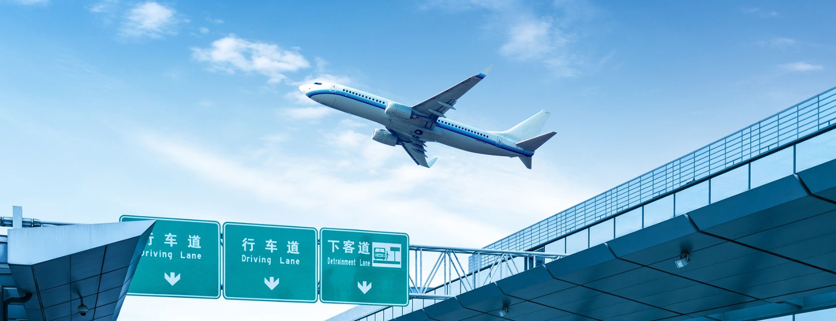 Passagierflugzeug am Himmel