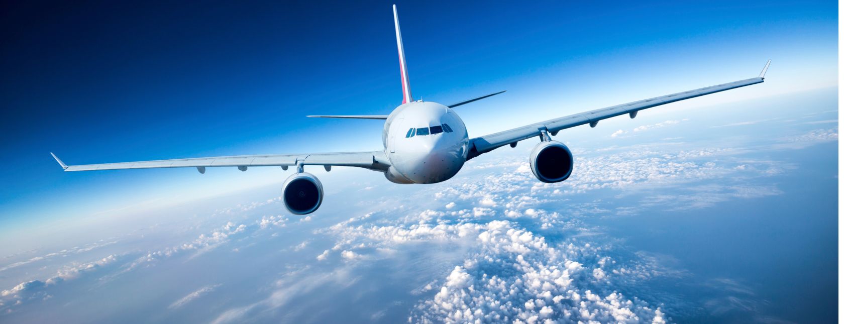 Passagierflugzeug am Himmel