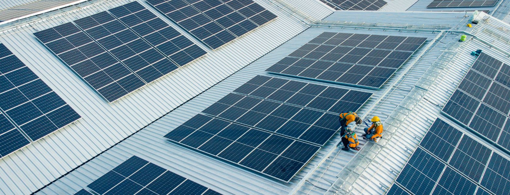 Beschäftigte, die Solarmodule installieren