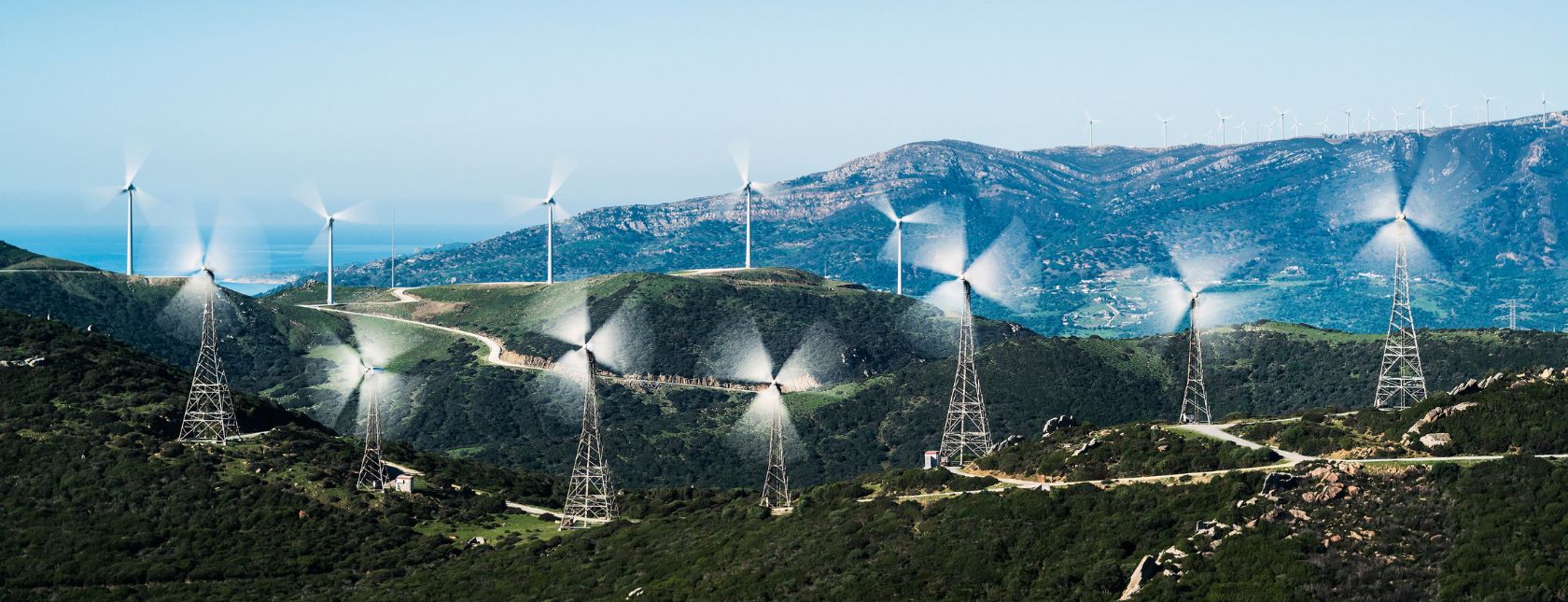 Windkraftanlagen auf einem Hügel