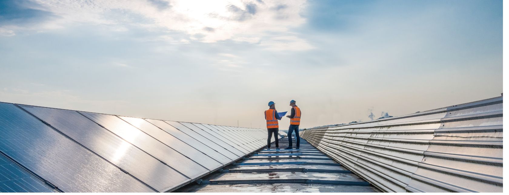 Auditor prüft die Anforderungen an Solarmodule