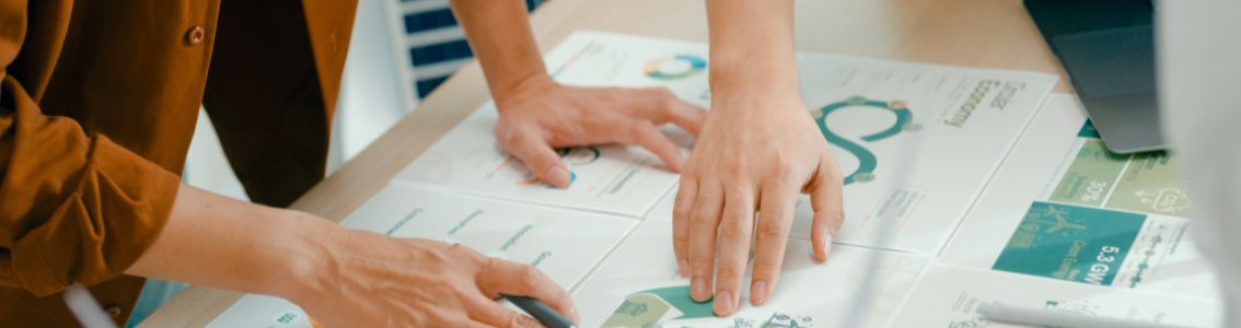 Nahaufnahme von Teammitgliedern bei der Prüfung von Zertifizierungsunterlagen