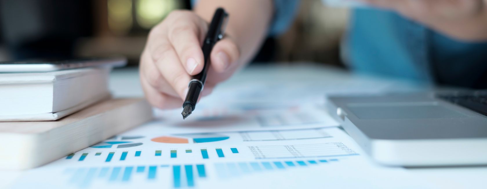 Ein Auditor analysiert Leistungskennzahlen