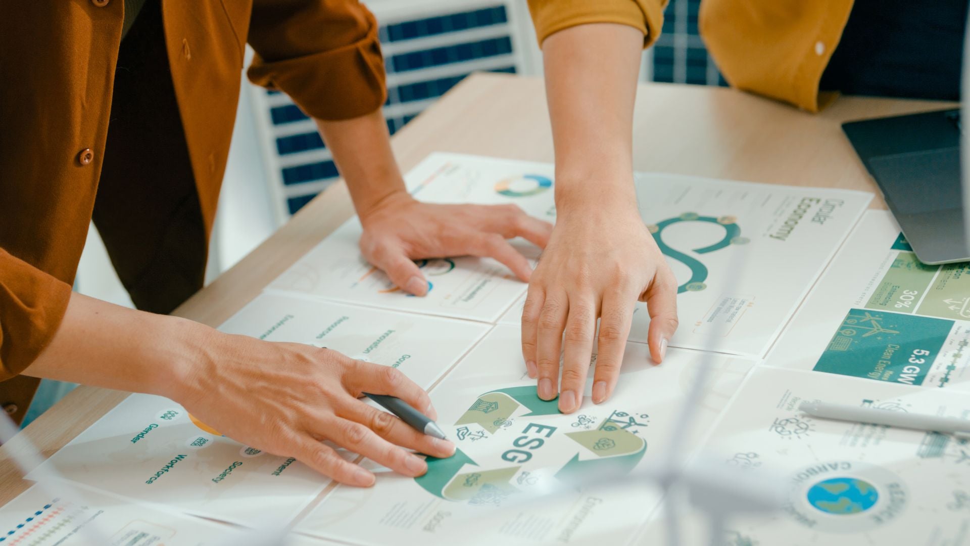 Mehrere Personen diskutieren über ESG-Themen