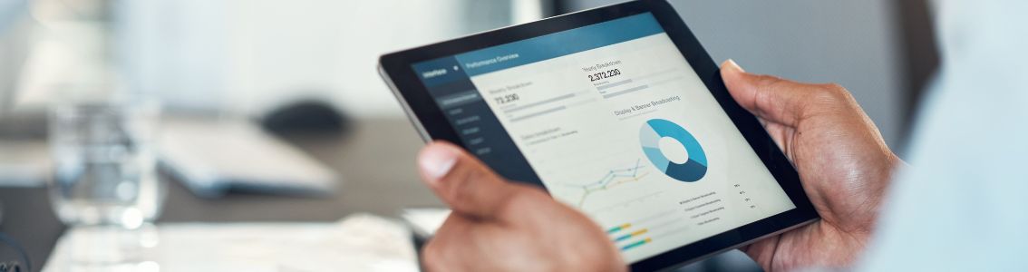Geschäftsmann, der in einem modernen Büro ein Tablet benutzt