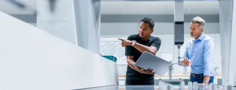 Ein Auditor führt ein Audit durch