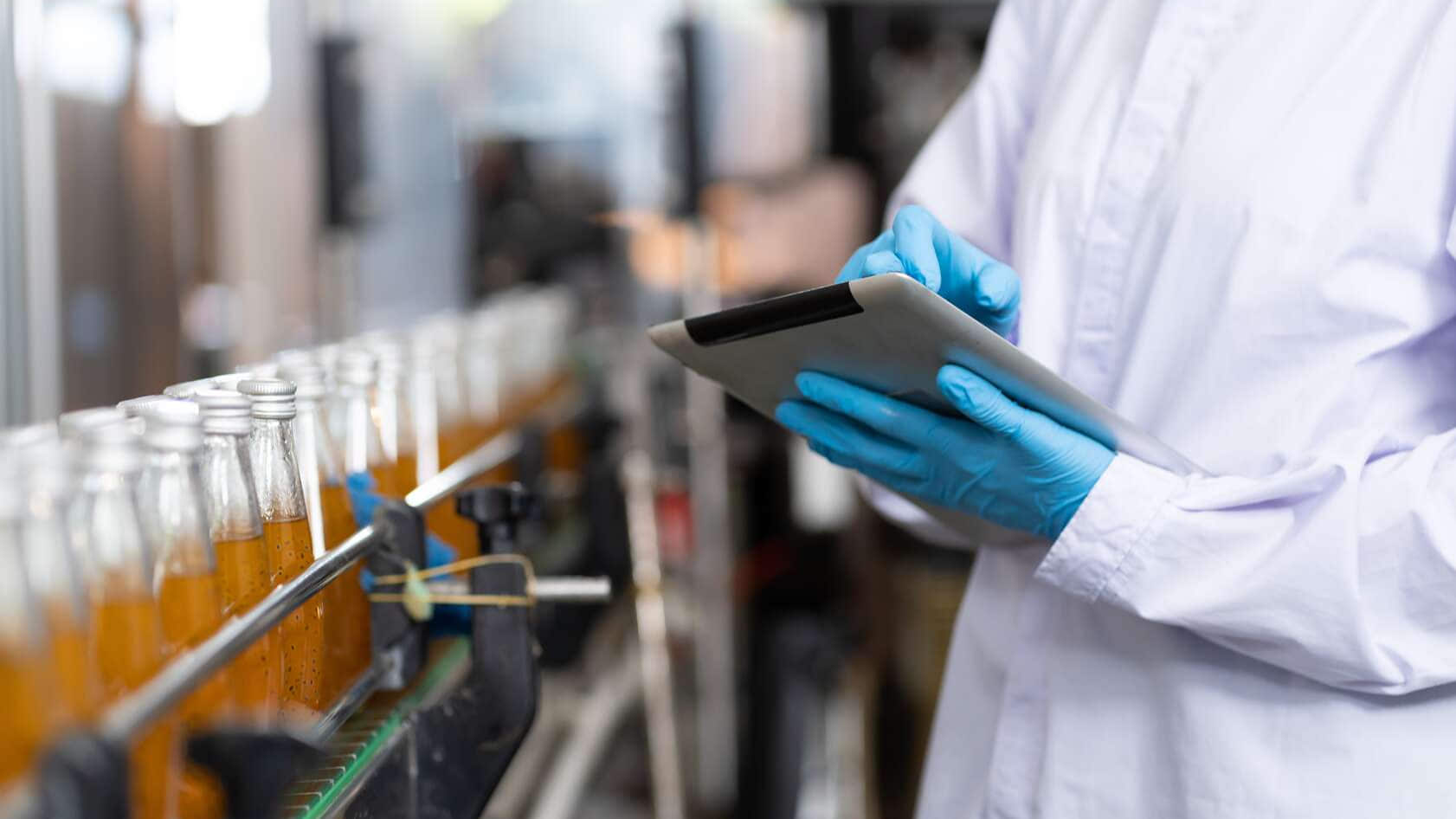 Hersteller prüft Produktflaschen