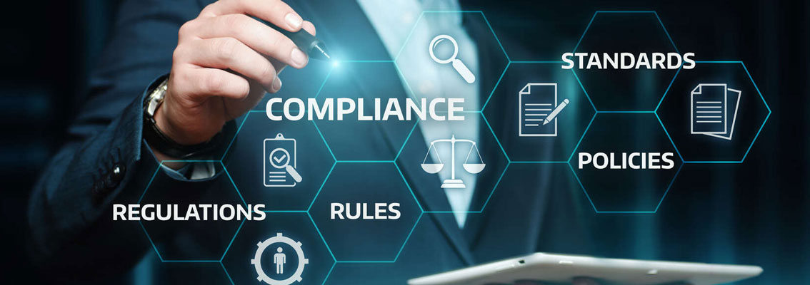 Mann mit Stift vor digitaler Wand mit verschiedenen Begriffen rund um Compliance