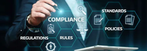 Mann mit Stift vor digitaler Wand mit verschiedenen Begriffen rund um Compliance