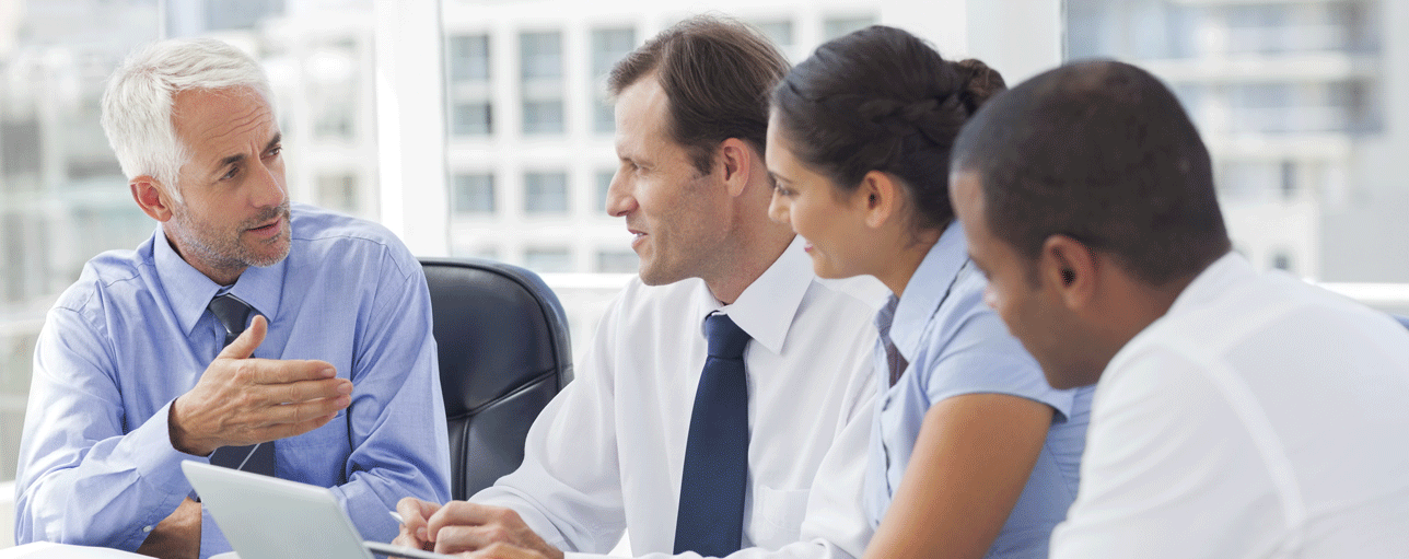 Menschen im Gespräch diskutieren die 10 Goldenen Regeln für Interne Audits