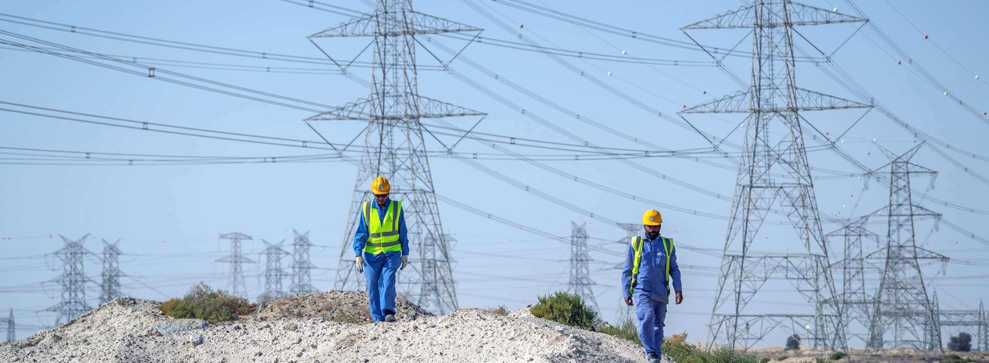 High-voltage overhead lines and transmission masts of a power grid
