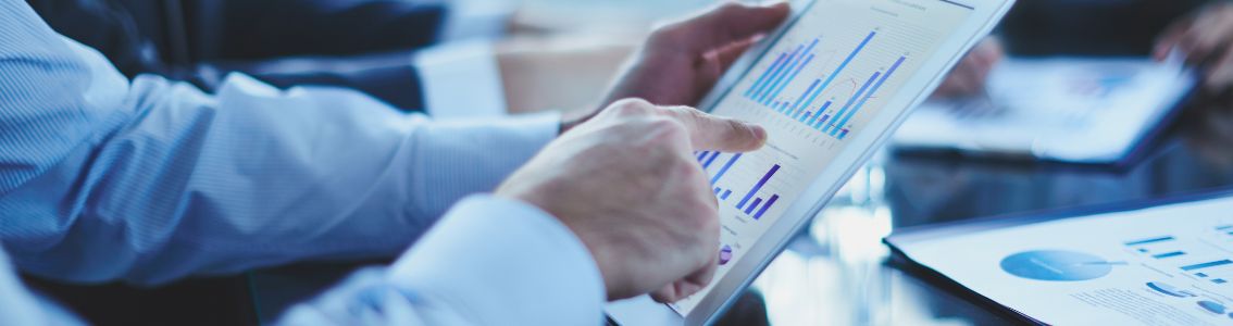 Eine Hand deutet auf ein digitales Dokument zum Risikomanagement