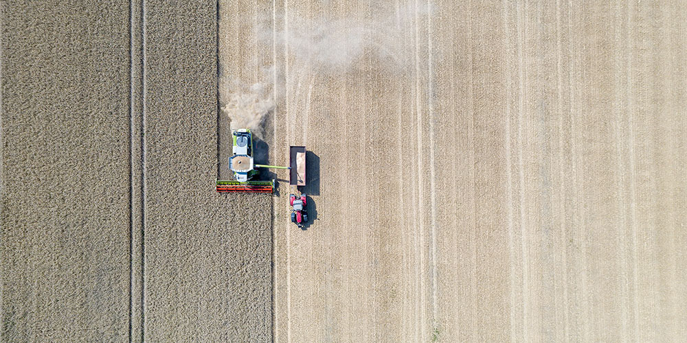 Landwirtschaftliche Maschine auf einem Feld