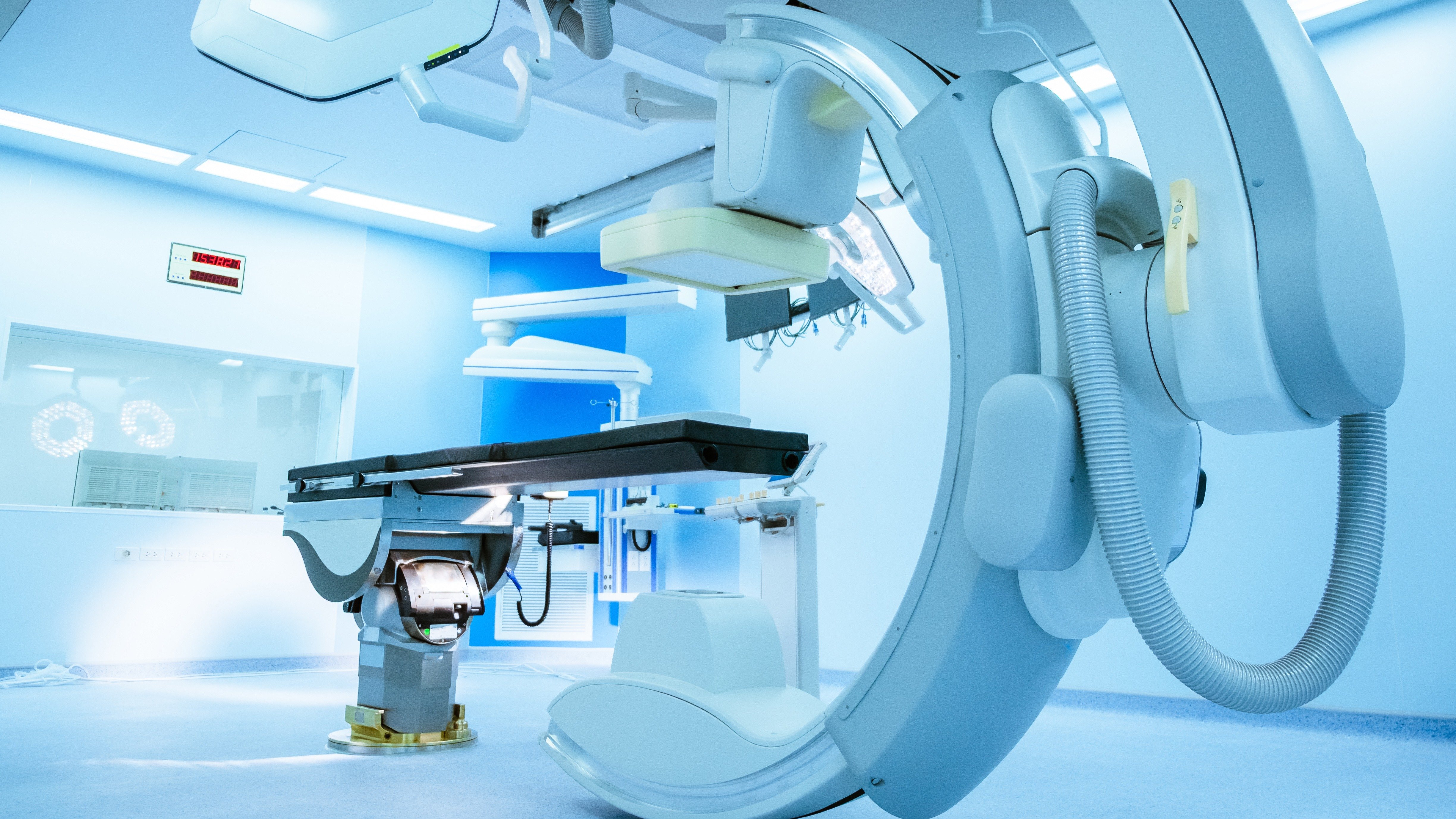 Modernste medizinische Bildgebungsgeräte in einer sauberen, modernen Krankenhausumgebung, die die Kompetenz von DNV MEDCERT im Bereich der Zertifizierung von Medizinprodukten und IVD-Produkten widerspiegeln.