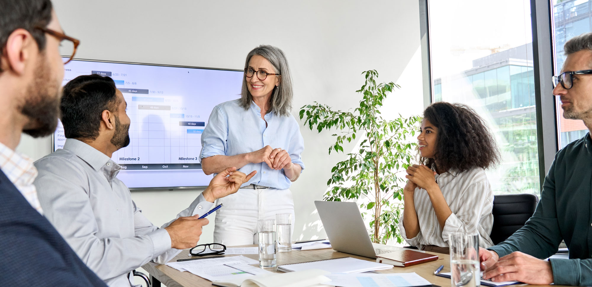 Darstellung einer Trainingssituation mit mehreren Menschen